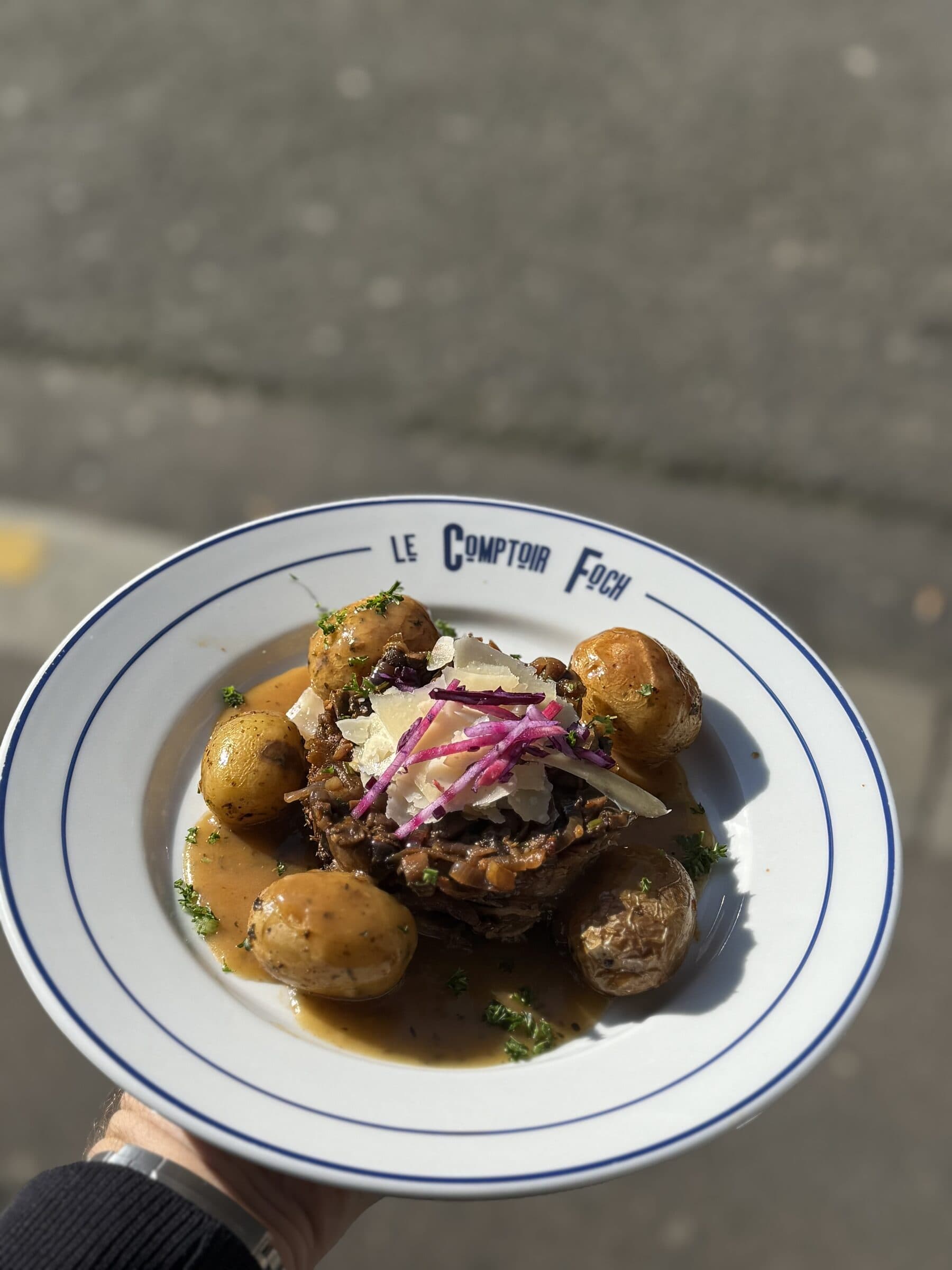 Daube de bœuf aux pommes grenaille, copeaux de parmesan et chou rouge mariné, assiette estampillée Le Comptoir Foch