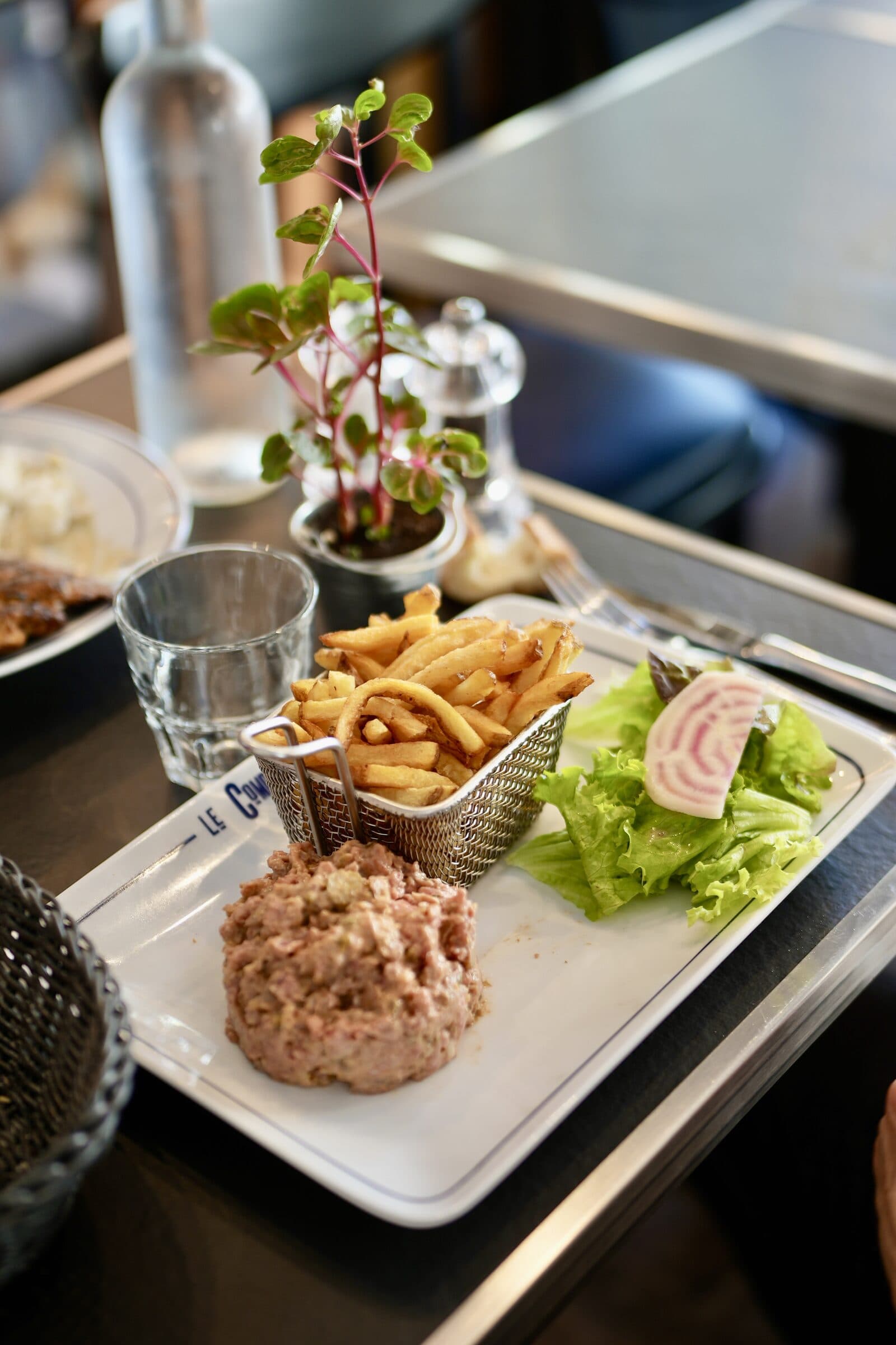 Tartare de bœuf maison, frites en panier et salade verte sur plateau Le Comptoir Foch
